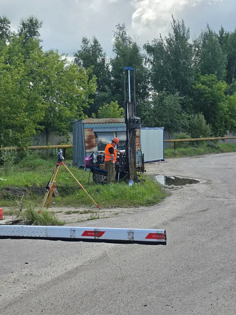 Буровая установка и геодезический прибор