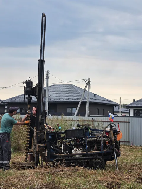 Работа бригады у буровой установки
