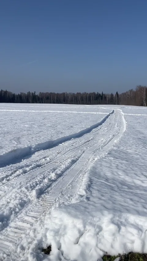 Скважина и следы техники на снегу